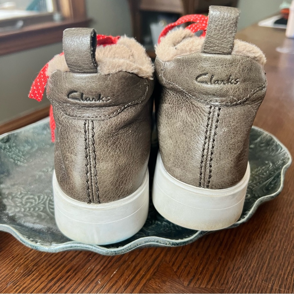 CLARKS WOMENS HERO HIKER BOOTS Dark Tan Brown Leather Sherpa 7 Shoes High Top - Picture 4 of 8
